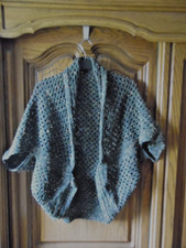 Schulterjacke  " Seelentröster "    Grundfarbe grau - - Handarbeit