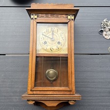 Antike Wanduhr mit Pendel &