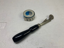 Konvolut Nähen: gezacktes Schnitträdchen m. Holzgriff s.gut + Maßband 150cm neu