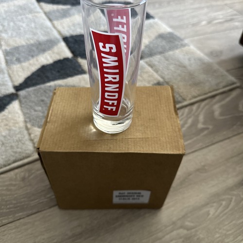 Schachtel mit smirnoff - 6, red