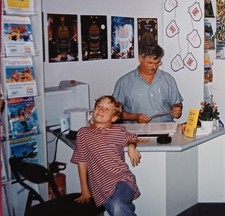 Mann hinterm Tresen im