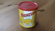 Eine Dose 125g gemahlener Emilgrana Parmesan abgelaufen 30.03.2000 Filmrequisite