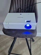 Sony VPL-EX225 LCD Projektor --2700 Lumen, HDMI, XGA für Zuhause/Büro Man Cave