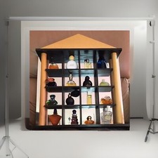 Dekorativer Acryl Setzkasten Holzdach m. 2 Säulen  + 16 Parfum Sammlerflakons?