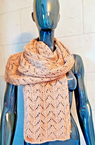 Handgestrickter damenschal mit - handgestrickter,