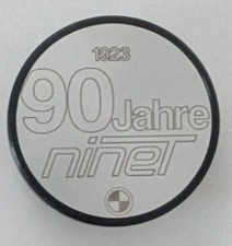 BMW R nineT 90 Jahre Plakette zur Abdeckung der rechten Schwingenlagerung 