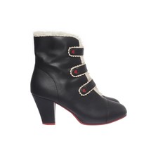 Lola Ramona, Stiefeletten