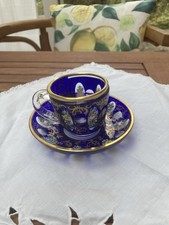 Entzückende alte Mokkatasse, Böhmen, blaues Überfangsglas mit Bemalung