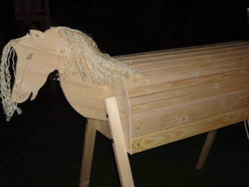Holzpferd mit beweglichem kopf - holzpferd,