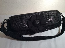 GeorgeGina&Lucy, Limitierte Abendtasche, Schwarz mit Rüschen