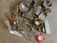 Konvolut Küchenhelfer Edelstahl Reibe Schüsseln Löffel Schneider Eiswürfel