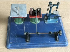 X 43) Zubehör Werkstatt mit 3 Maschinen und Transmissionswelle für Dampfmaschine