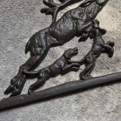 Metallfigur hirsch mit hunden - metallfigur,