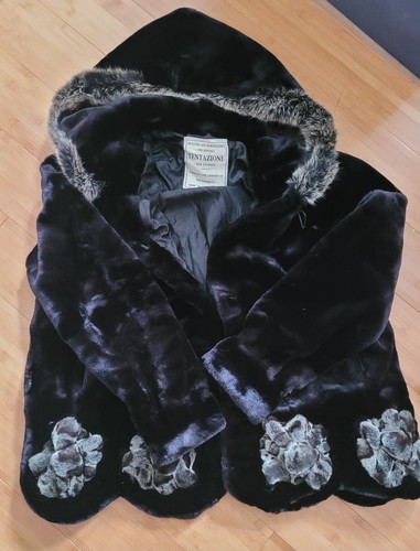 Schwarze kunstpelzjacke mit - schwarze,
