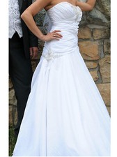 Weißes Brautkleid mit Corsage