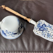 Blau-weiße Küchenutensilien, Über 100 Jahre alt, Zwiebelmuster, Porzellan