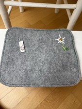 Mauspad „Grau“ aus Filz mit Handgestickten Blumen gemäß Katalog, 27x23 cm
