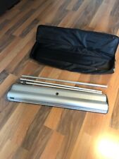 Mobiler Roll-Up-Poster-Aufsteller mit Tragetasche