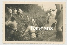 Soldaten mit Spaten im