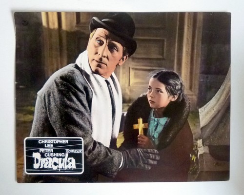 Dracula lee cushing - dracula,