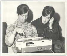 C118/ Barry und Paul Ryan mit Tonbandgerät Pressefoto 24,5 x 20,5 cm ca.1968
