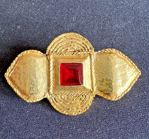 Alte goldene brosche - brosche, rotes