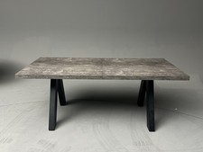 Ausziehbarer Esstisch in