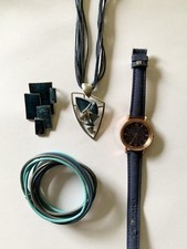 dachbodenfund, modeschmuck, 1 uhr, 1 armband und 2 kettenanhänger in blau