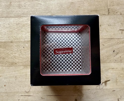Supreme illusion coin - supreme, red
