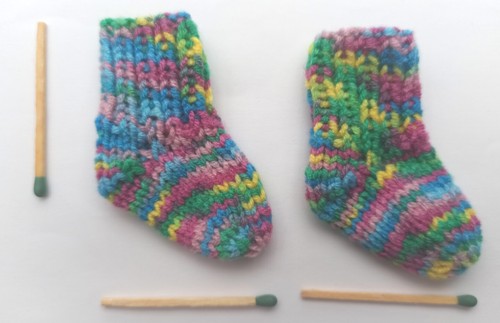 Paar gestrickte söckchen - 1,