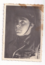 Soldat mit Stahlhelm und Ledermantel in Süduniform, 2.Weltkrieg