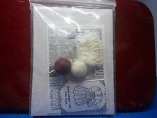 EIN KLEINES STRICKSTÜCK FÜR EINE PUPPENSTUBE MIT ZEITUNG UND KLEIDMUSTER