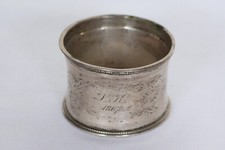 DEKORATIVER ALTER SERVIETTENRING VON 1867 VERSILBERT #10572