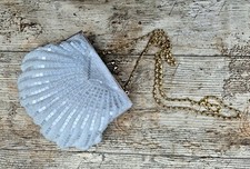 Damen Abend Braut Umhängetasche weiß Perlen Muschelform Goldbügel Vintage