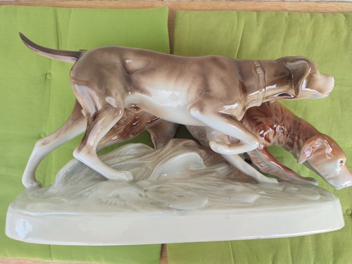 Porzellanfigur schnüffelndes