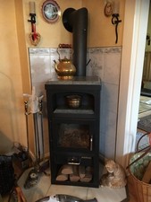 Kaminofen Justus 4620-5   5 KW Heizleistung. Schwarz mit Specksteinplatten.