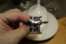 Ford Mustang v.1.Serie Sammlerstück Emblem Zeichen Chrom Logo Pferd Pony 