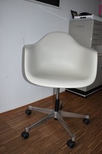 VITRA EAMES PLATIC ARM CHAIR