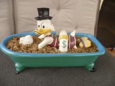 Dagobert Duck Figur in Badewanne voller Taler / Disney Demons & Merveilles