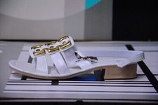 NOS 70er Sandalen weiß gold 40 TRUE VINTAGE Badeschuhe Pantolette Knautschlack