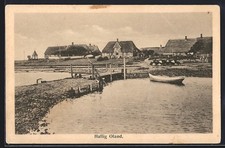 Hallig Oland, Dorfansicht mit Bootsanleger und Reetdachhäusern, Ansichtskarte 