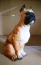 Boxerfigur, gelb sitzend, ca. 14,5 cm hoch, 395 gr. schwer