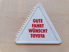 Eiskratzer Auto in Dreiecksform mit Werbung