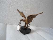 Adlerfigur auf Steinsockel