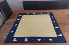 Bestickte Oster/Frühling Mitteldecke 80x80cm Stickerei, Kücken Ei gelb blau
