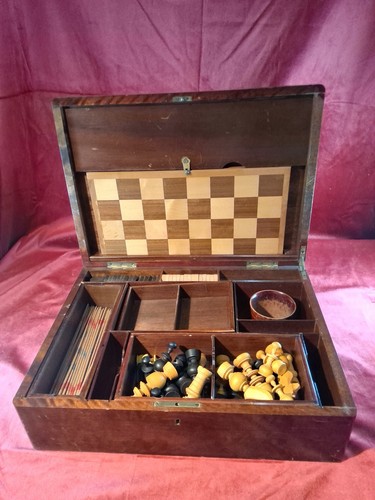 Antikes spieleset schachspiel - antikes,