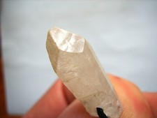 Schöner DANBURIT Kristall, gebohrt, am Band