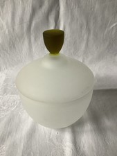 Antikes Milchglas Bonboniere/ Zuckerdose/ Schmuckdose mit Deckel.