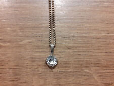 schöner Anhänger mit weißem Stein, Solitär eingefasst mit Kette