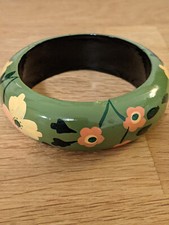 Armreif aus Holz schilfgrün mit Blumen von SIX